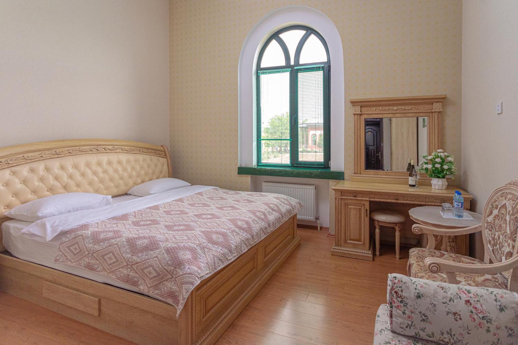 Chabiant Guesthouse Chateau Monolit Ikinci Yeniyol ภายนอก รูปภาพ